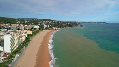 Obtén-Una-Vista-De-Pájaro-De-Platja-D&#39;aro-Con-Nuestros-Tours-Aéreos-Con-Drones