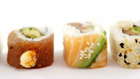 Uramaki-Sushi-Rolle-Auf-Weißem-Hintergrund