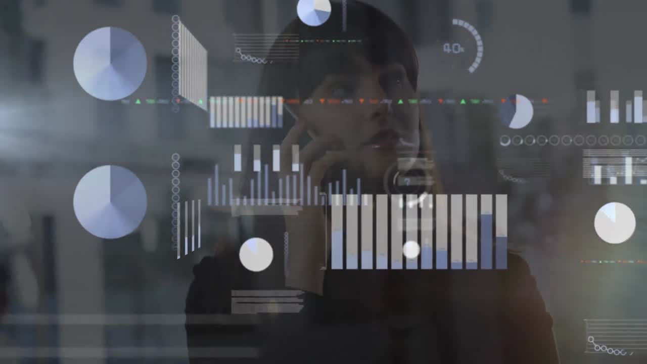 animación del procesamiento de datos estadísticos contra una mujer caucásica hablando en un teléfono inteligente en la oficina