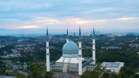 el amanecer nublado en la mezquita shah alam, selangor, malasia
