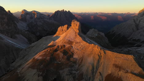 Tiro-De-Drone-De-Tre-Cime-Di-Lavaredo-Una-Cadena-Montañosa-En-Italia,-Girando-Lentamente