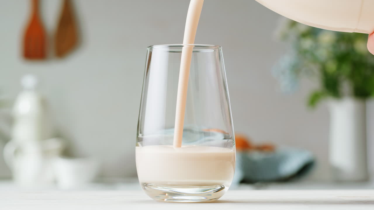 vertiendo leche en un vaso