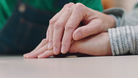 Hände,-Halt-Und-Vertrauen-Bei-Mutter-Und-Kind