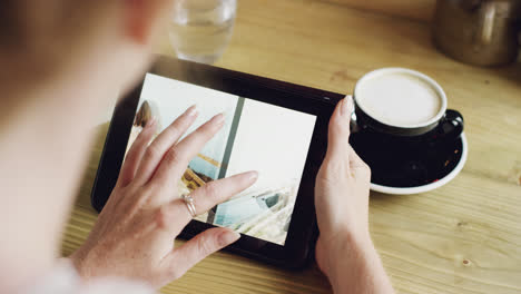 Hermosa-Joven-Usando-La-Pantalla-Táctil-Del-IPad-En-La-Cafetería