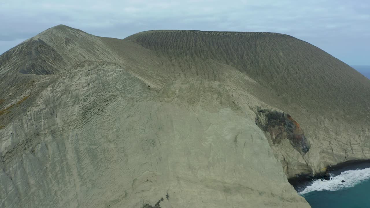 vista aérea del borde volcánico de barcena en la isla de san benedicto, pacífico mexicano