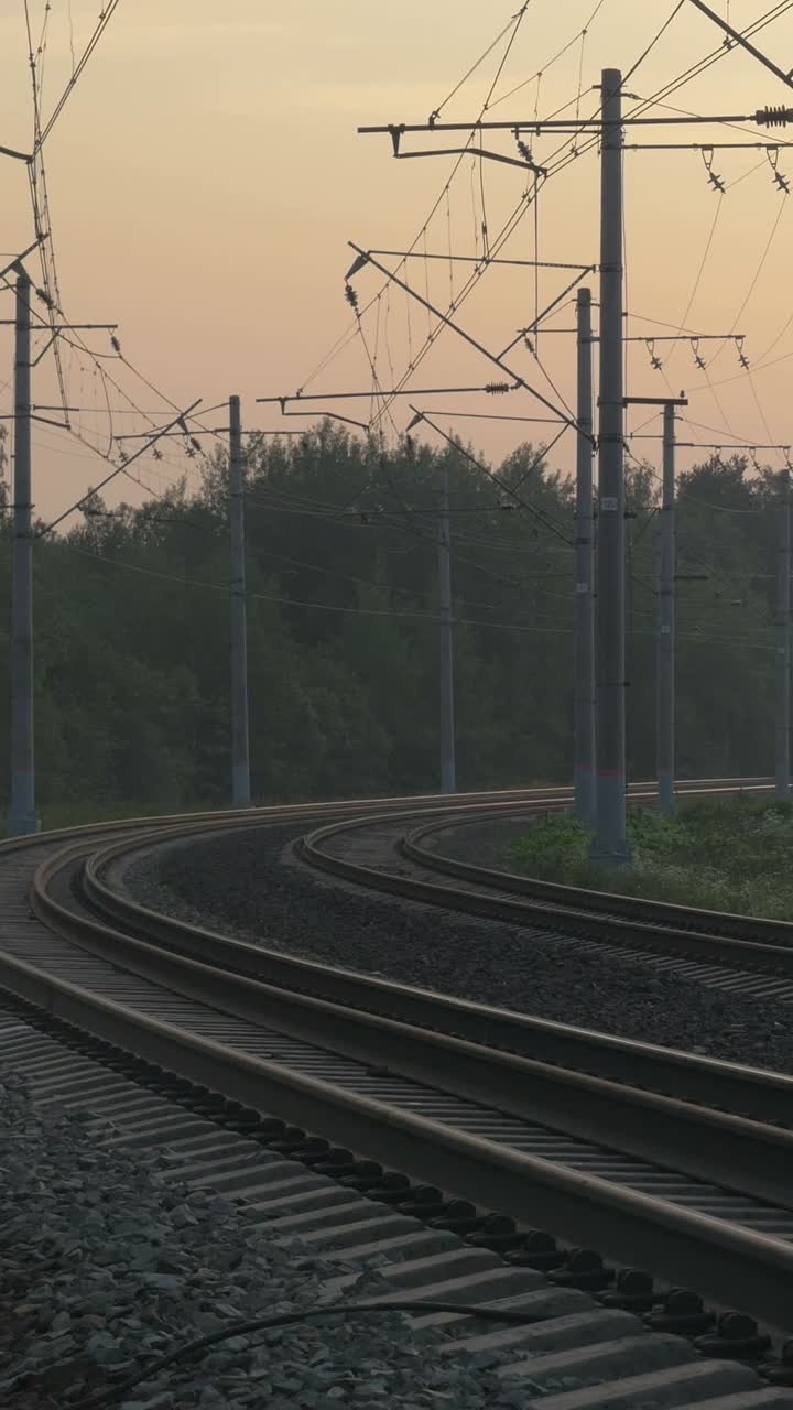 поезд на рельсах