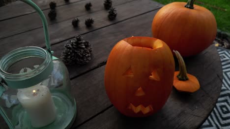 preparación de la noche de halloween: papá encendiendo una linterna de calabaza