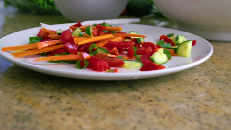 Receta-Saludable-De-Pan-De-Pita-Untado-Con-Aguacate-Y-Ensalada-De-Verduras