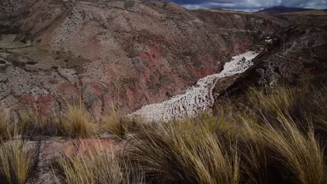 Beeindruckende-Statische-Aufnahme-Der-Salzminen-Von-Maras-Im-Heiligen-Tal-Der-Inkas,-46-Kilometer-Von-Der-Stadt-Cusco-In-Peru-Entfernt