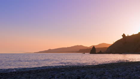 Hermosa-Puesta-De-Sol-En-Una-Playa-Rocosa-Española-Con-Cielo-Despejado