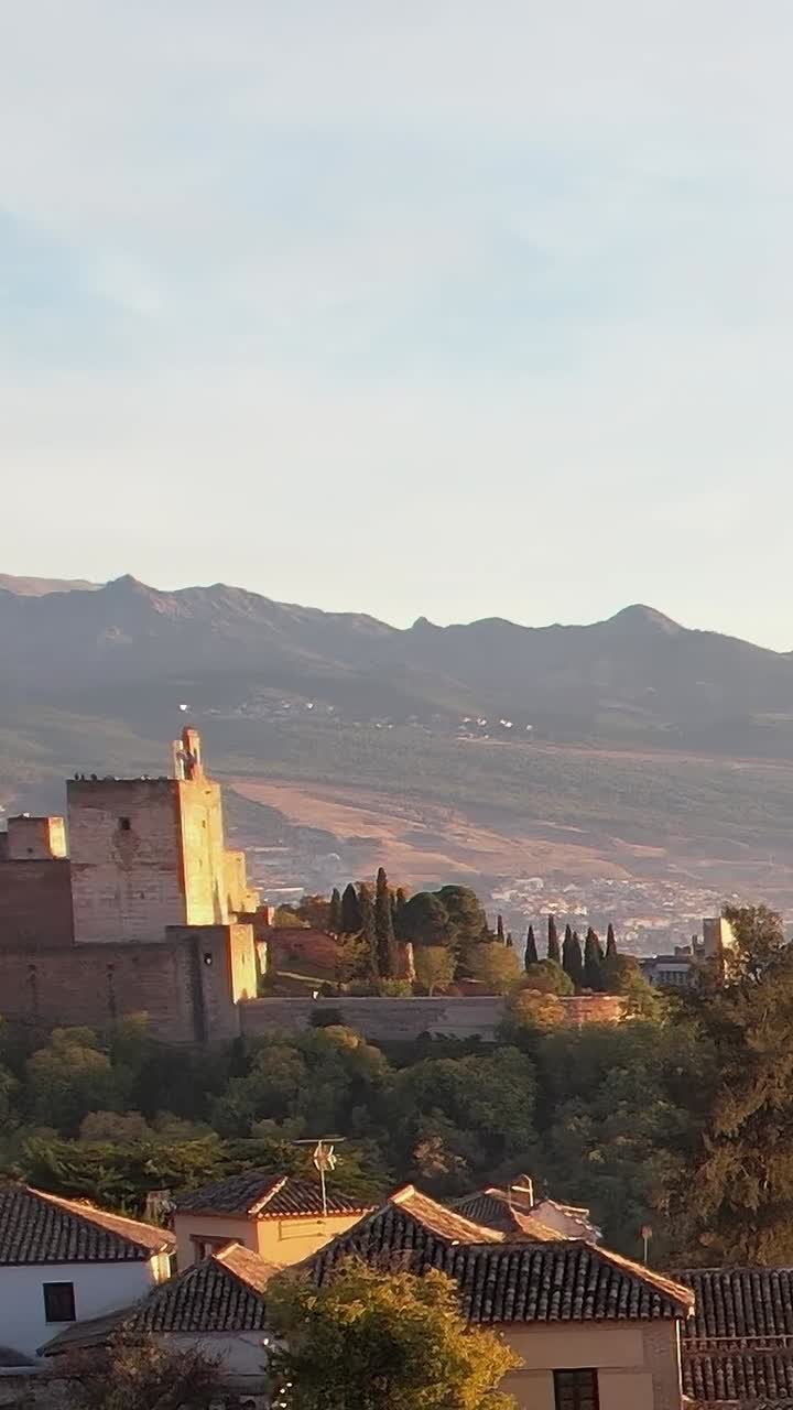 Vista da Alhambra ao pôr do sol em Granada, Espanha