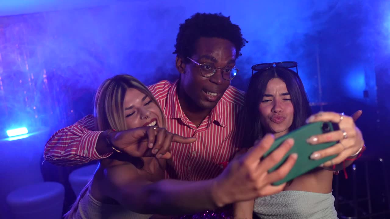 Amici che si fanno un selfie a una festa