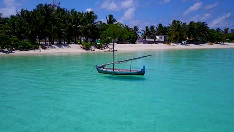 Luftaufnahme-Eines-Kleinen-Segelboots,-Das-Auf-Dem-Seichten-Türkisfarbenen-Wasser-Der-Karibik-Schwimmt-Und-Drohnenaufnahmen-Heranzoomt