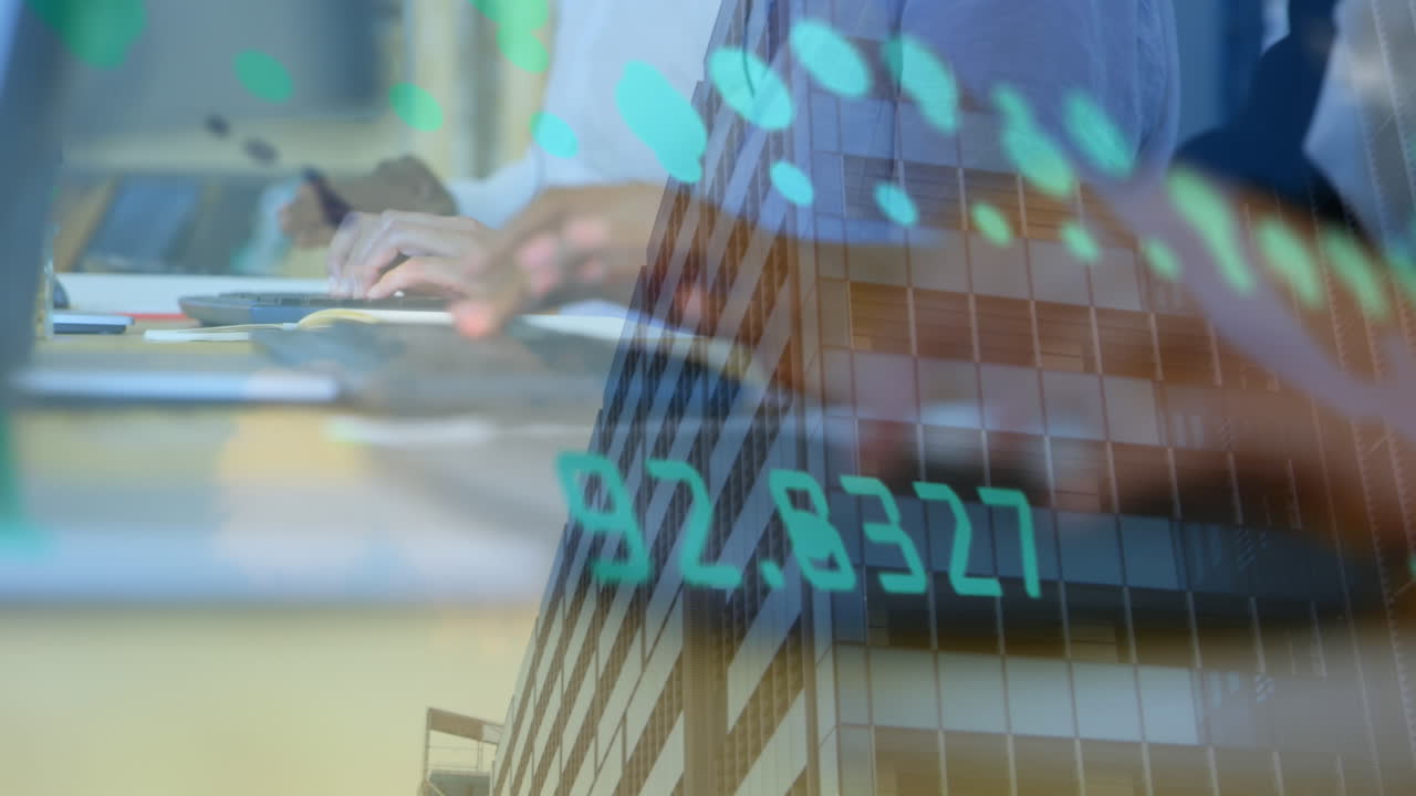 사무실에서 컴퓨터를 사용하는 백인 사업가에 대한 데이터 처리 및 아이콘의 애니메이션