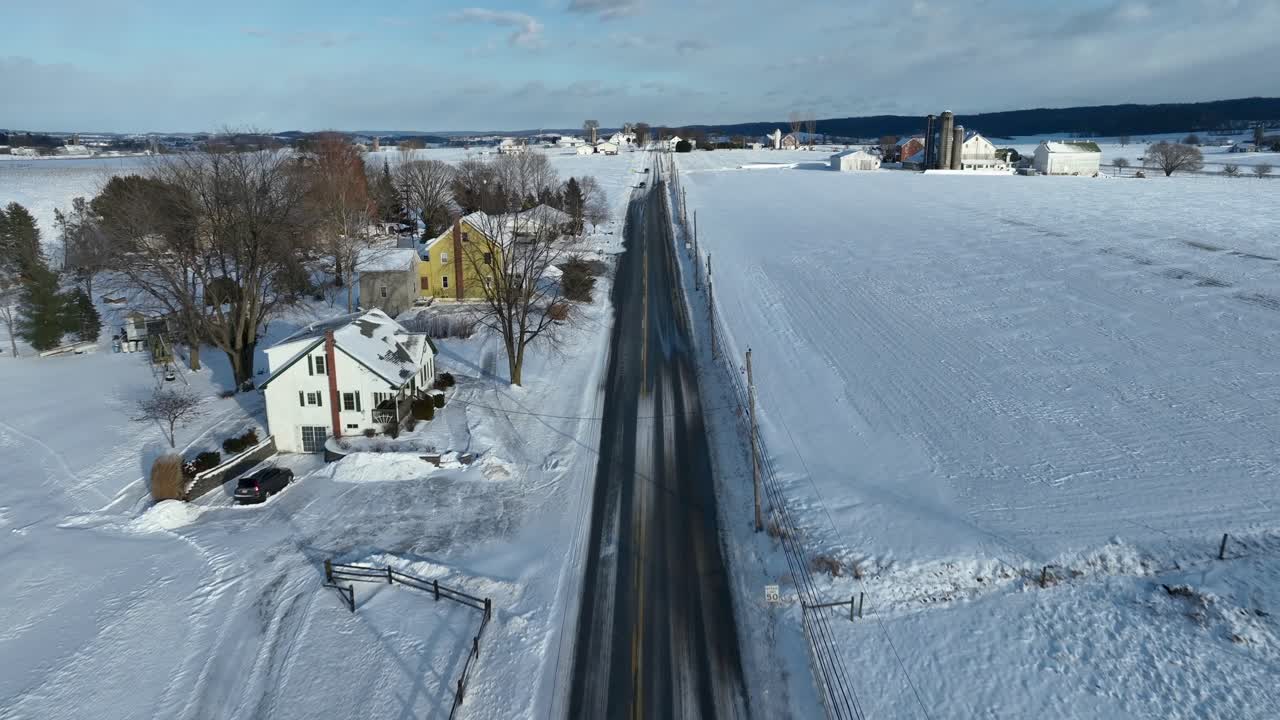겨울에 눈 인 미국 시골