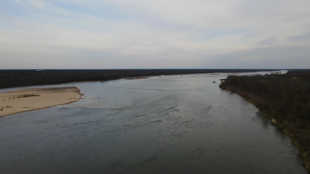 vista aérea del río seco durante el caluroso día nublado en verano