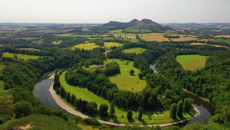 Ansichten-Von-Schottland,-Luftaufnahme-Des-Flusses-Tweed-Und-Der-Eildon-Hills-An-Der-Schottischen-Grenze,-Schottland