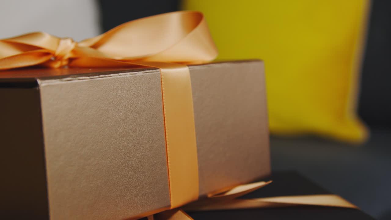 집 3의 라운지 테이블에 있는 선물 포장 선물의 클로즈업