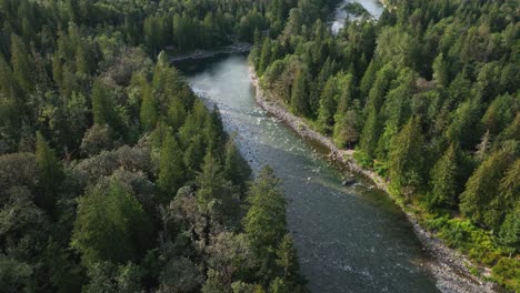 vista aérea aérea del río skykomish que pasa por baring, washington