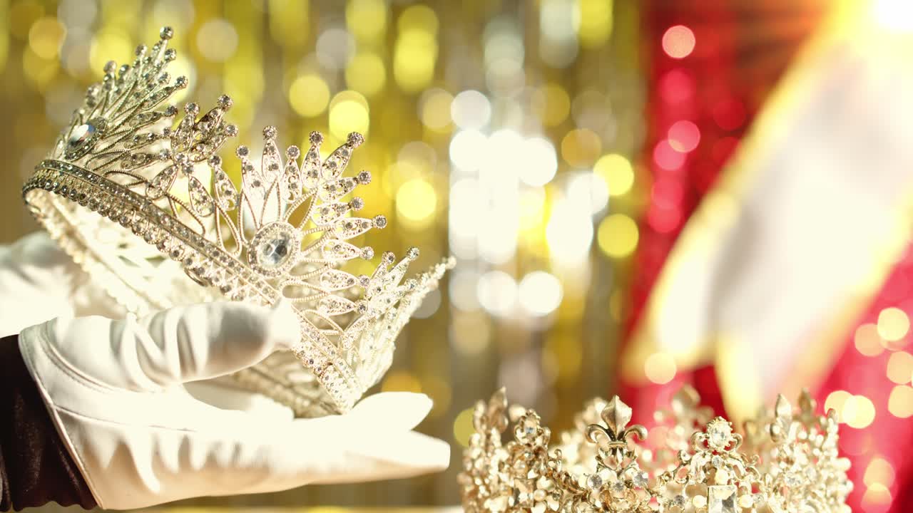 미인 대회 주최자는 미스 미인 대회를 준비하기 위해 여왕의 다이아몬드 왕관을 확인합니다 - 흐릿한 보케 배경