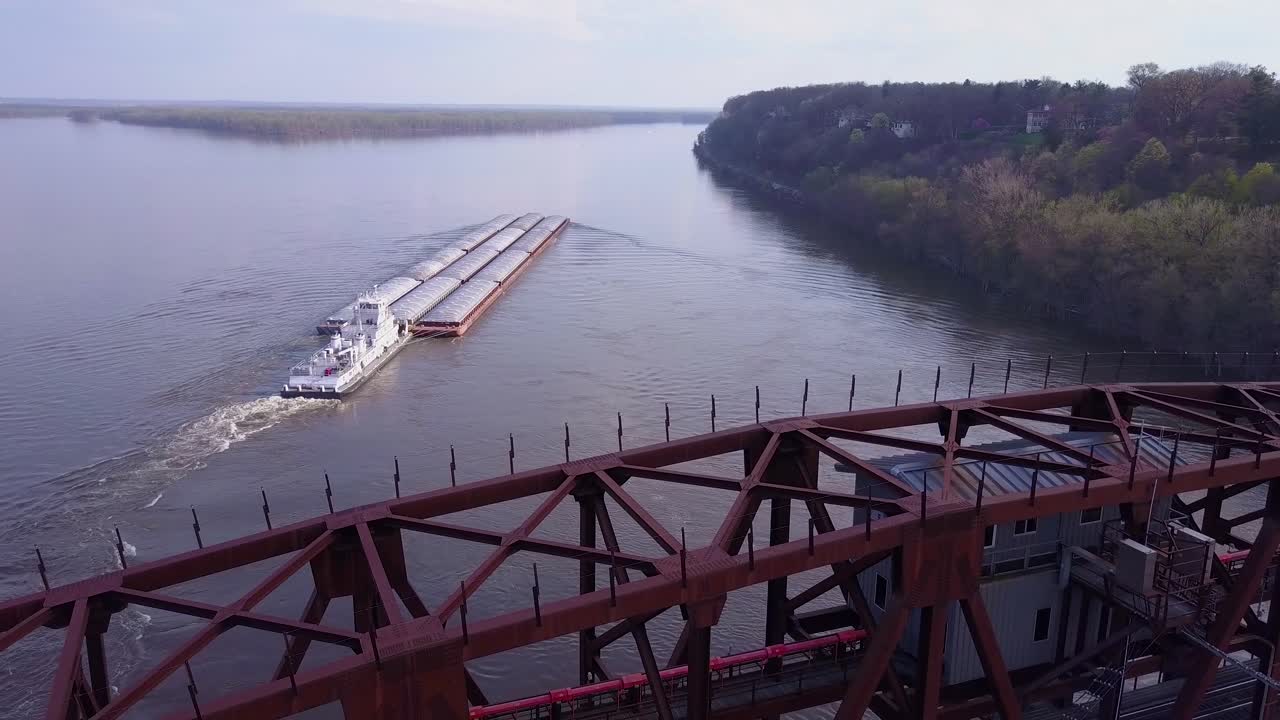 미시시피 강의 강철 도개교 아래를 여행하는 바지선의 아름다운 공중 2