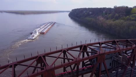 Una-Hermosa-Antena-De-Una-Barcaza-Que-Viaja-Bajo-Un-Puente-Levadizo-De-Acero-Sobre-El-Río-Mississippi-2