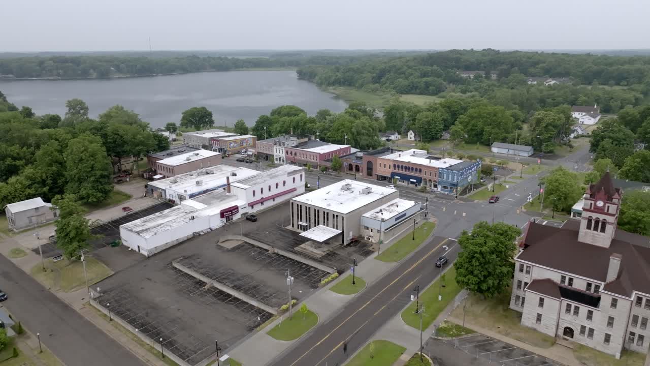 Centro di Cassopolis, Michigan con video drone in avanzamento angolato