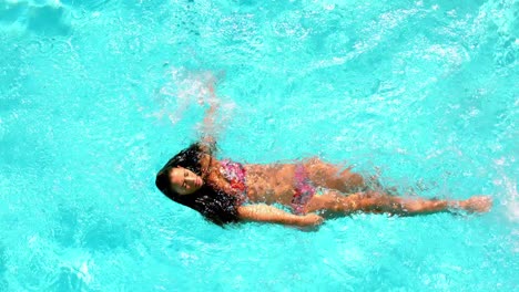 Morena-Nadando-En-La-Piscina-En-Un-Día-Soleado