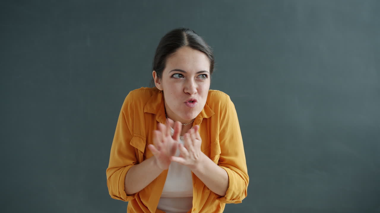 mujer expresando ira y frustración