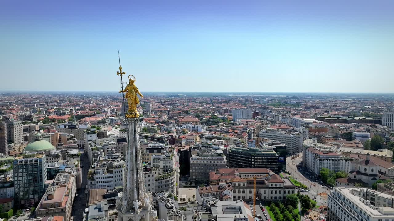 Drone shooting of the highest statue of the Cathedral of Milan, the &amp;quot;Madonnina&amp;quot; and of the whole city below
