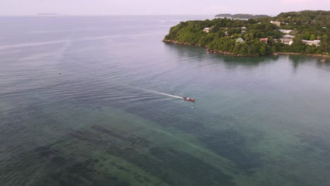 Antena-De-Drones-Sobre-El-Océano-Azul-Tropical-De-La-Playa-De-Tailandia-Con-Conducción-De-Botes-Con-Ladera-Verde