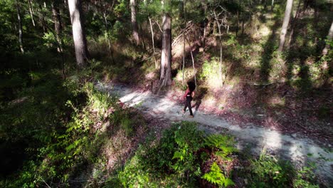 Mujer-Haciendo-Senderismo-En-El-Bosque-En-El-Interior-De-Noosa,-Queensland,-Australia