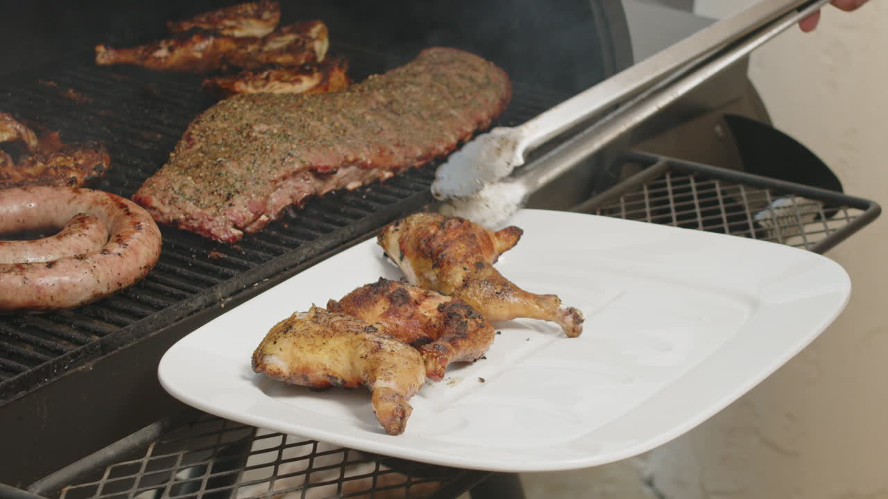 흡연 그릴 에서 꺼내서 접시 에 놓은 바비 ⁇   ⁇ 다리