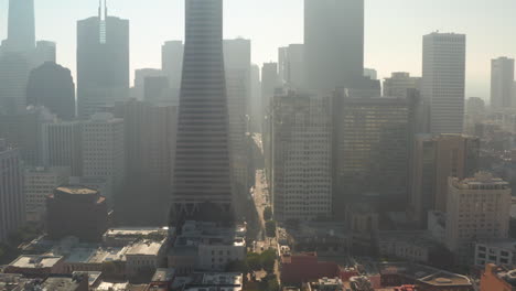 toma aérea a través de los rascacielos de san francisco