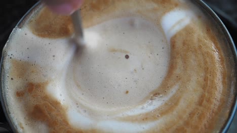 hacer arte del latte: primer plano de un barista creando un diseño de café