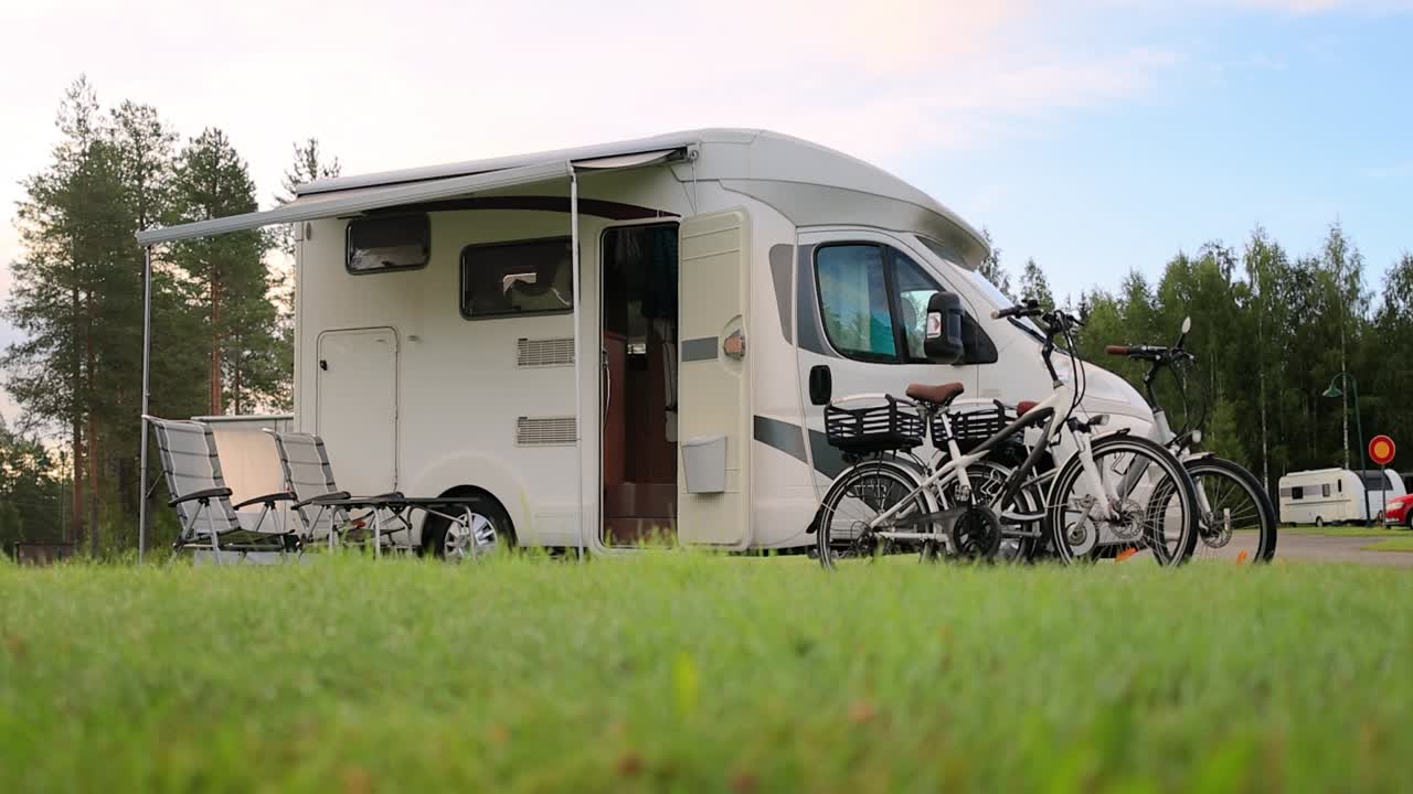 가족 휴가 여행 트럭, 휴가 여행 모터카, 카라반 자동차 휴가.