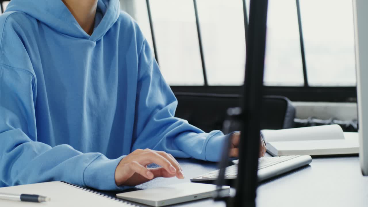 コンピューター で 働く 若い 女性