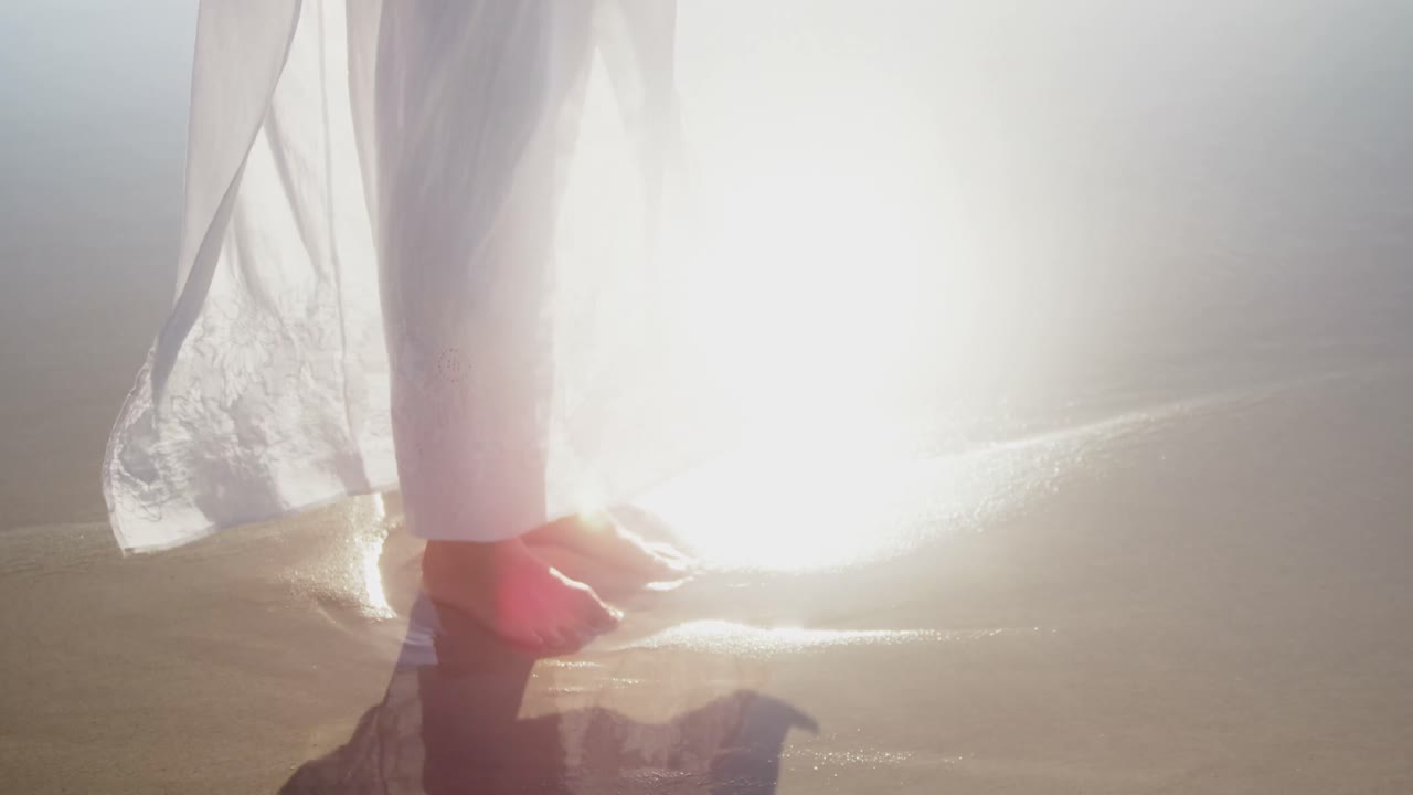 ⁇ 은 날 해변에 서 있는 여자