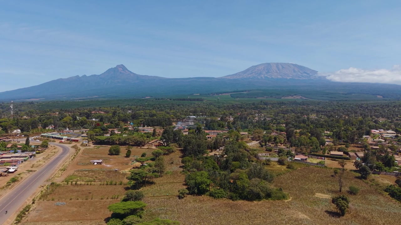 Loitokitok Kilimanjaro Amboseli Kenya Africa. Savana, territorio arido, insediamento rurale di Loitokitok.