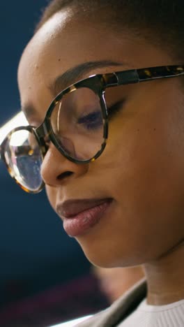 close-up of a woman wearing glasses