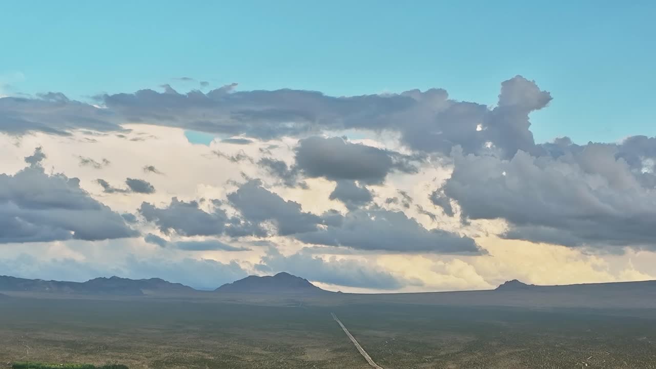 Vista aerea delle nuvole sul territorio desertico negli USA