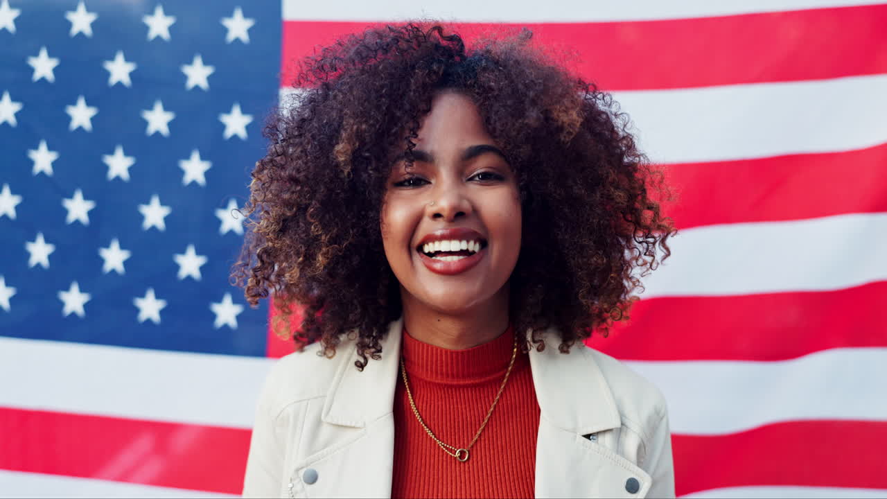 Portret van een vrouw voor een Amerikaanse vlag