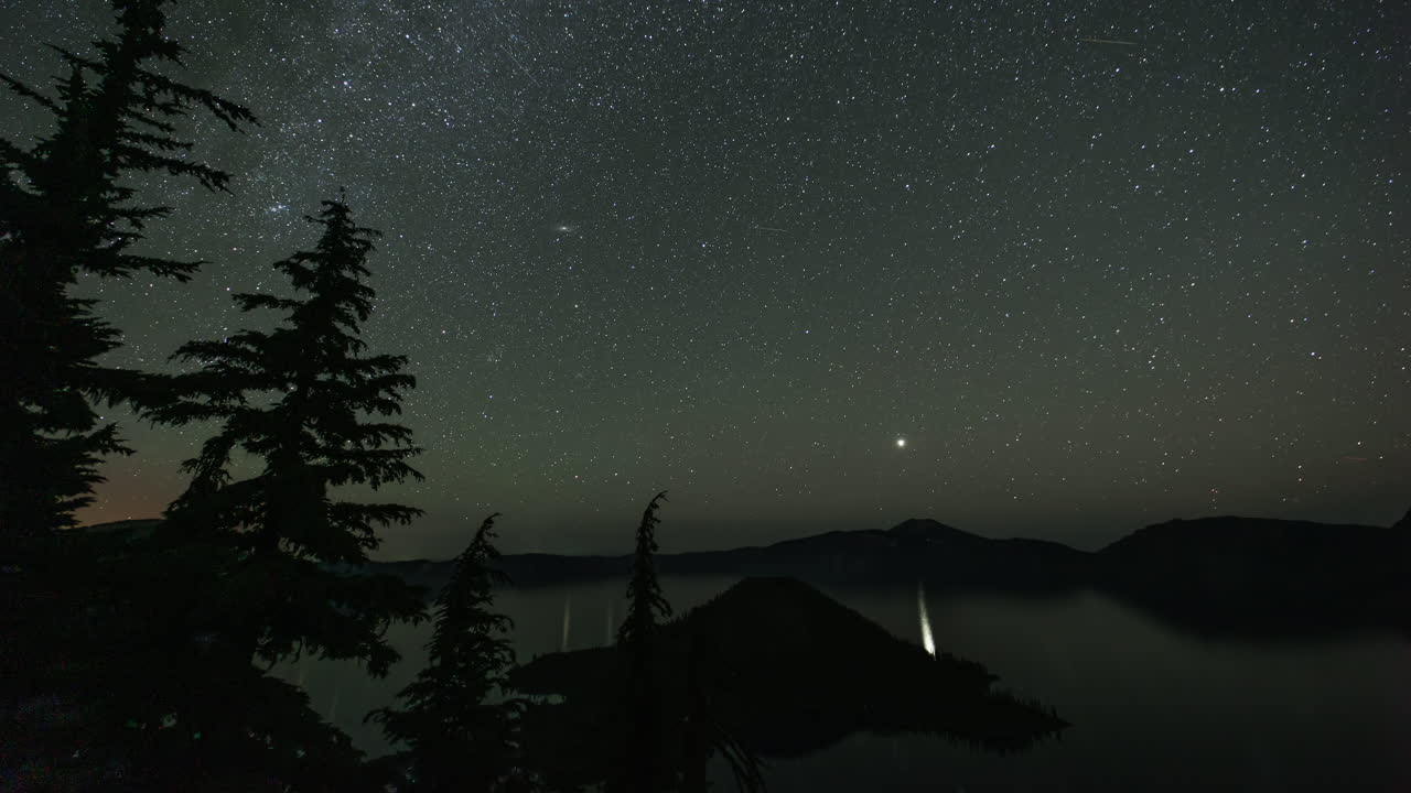Lago vulcanico di notte sotto le stelle
