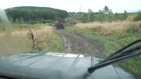 aventura fuera de carretera en un sendero fangoso