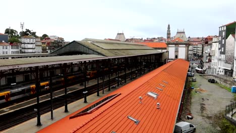 calles sucias junto a la estación de tren de sao bento en el centro de la ciudad de oporto