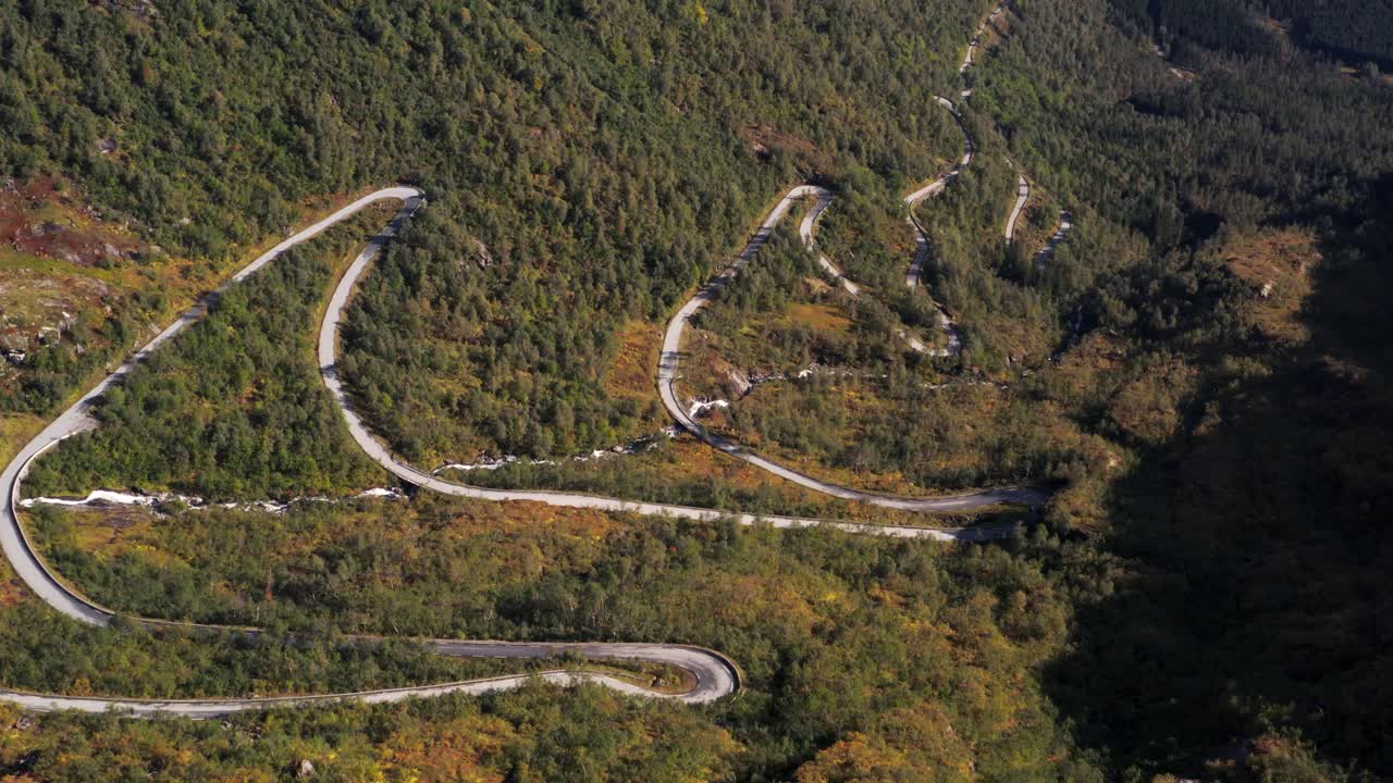 vista aérea del paso de la carretera con curvas en el valle de la colina de la montaña gaularfjellet, noruega