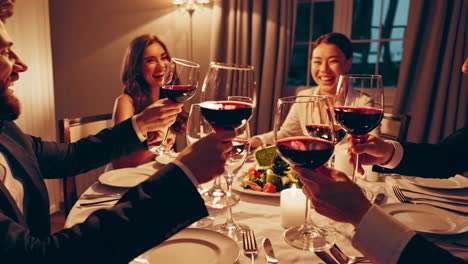 amigos celebrando la cena