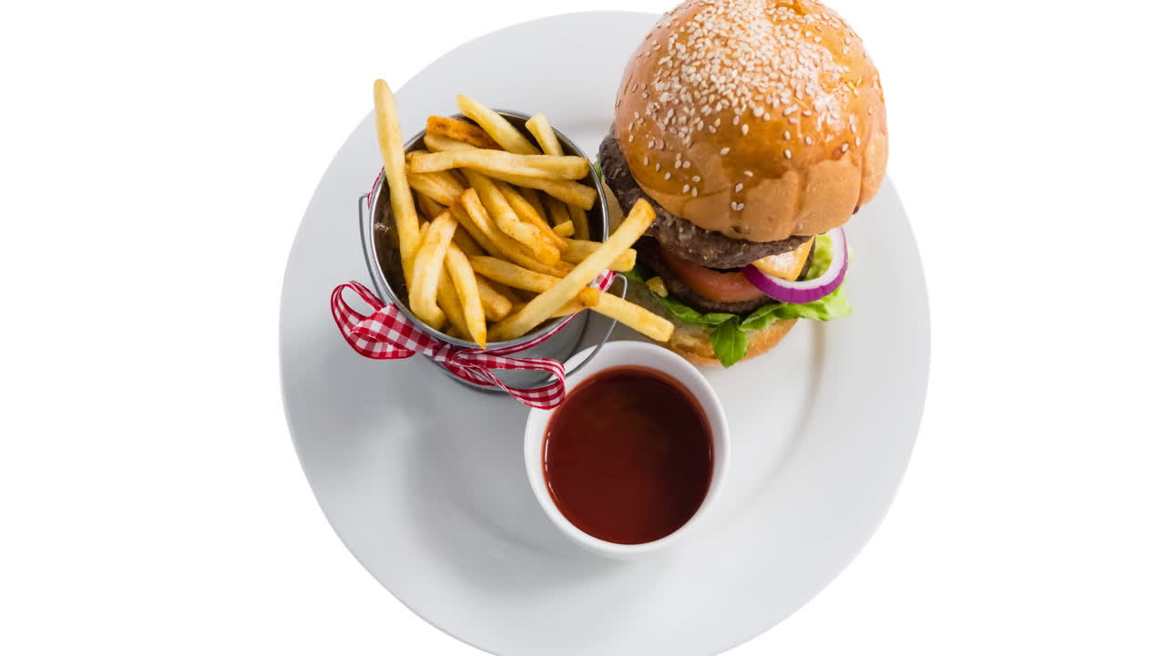 animación de hamburguesa y papas fritas sobre fondo blanco