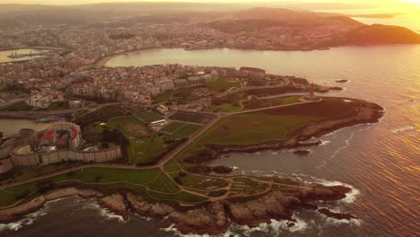 Luftbild-Der-Region-Galizien-In-La-Coruna-City-Im-Norden-Spaniens,-Des-Städtischen-Stadtzentrums-Und-Des-Panoramas-Der-Natürlichen-Landschaft-Des-Ozeans