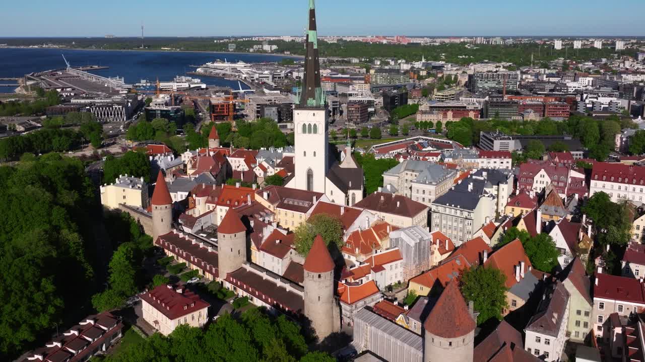 el dron orbita sobre la iglesia de san olaf, las paredes de tallin.